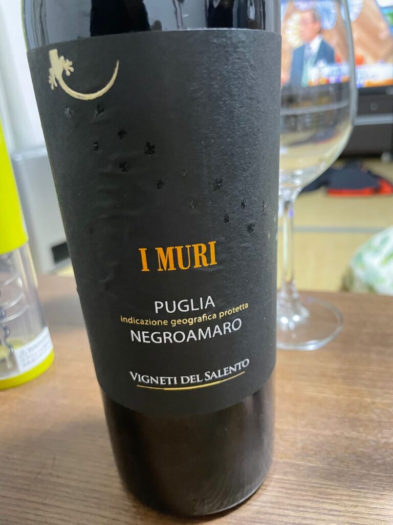 キュルノンチュエ　ソーセージとワイン
I MURI PUGLIA NEGROAMARO 
VIGNETI DEL SALENTO